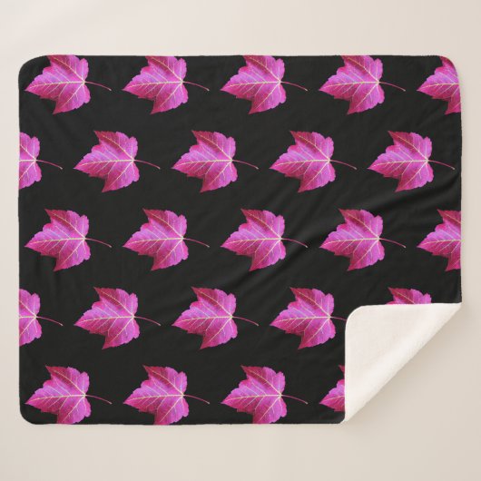 Red Autumn Maple Leaf Pattern on Black Background Sherpadecke (Vorderseite (Horizontal))