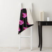 Red Autumn Maple Leaf Pattern on Black Floral Sherpadecke (Beispiel)