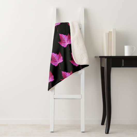 Red Autumn Maple Leaf Pattern on Black Floral Sherpadecke (Beispiel)