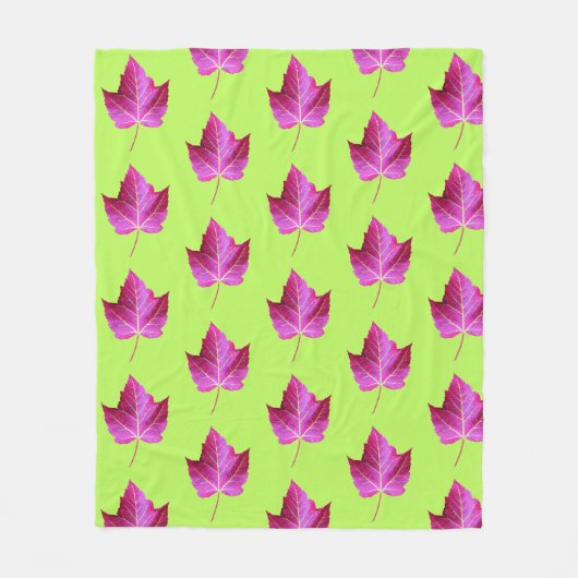 Red Autumn Maple Leaf Pattern on Green Background Fleecedecke (Vorderseite)