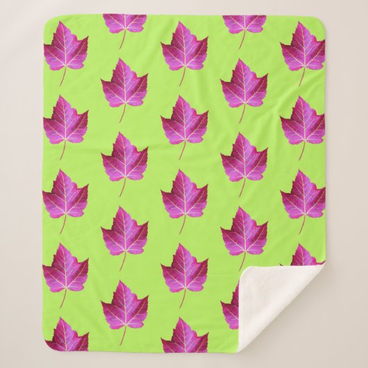Red Autumn Maple Leaf Pattern on Green Background Sherpadecke (Vorderseite)