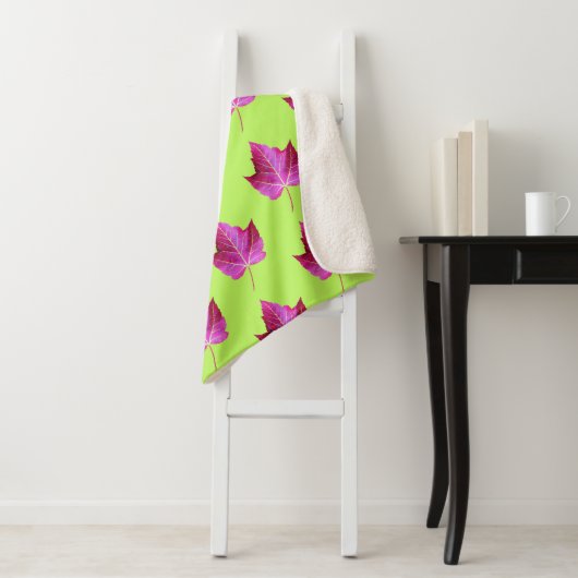 Red Autumn Maple Leaf Pattern on Green Background Sherpadecke (Beispiel)