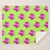 Red Autumn Maple Leaf Pattern on Green Background Sherpadecke (Vorderseite (Horizontal))