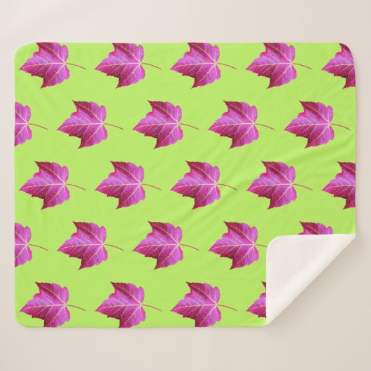 Red Autumn Maple Leaf Pattern on Green Background Sherpadecke (Vorderseite (Horizontal))