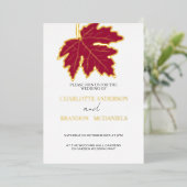 Red Autumn Maple Leaf Wedding Gold Folieneinladung (Stehend vorne)