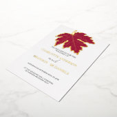 Red Autumn Maple Leaf Wedding Gold Folieneinladung (Gedreht)