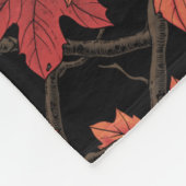 Red Autumn maple leaves on black Fleecedecke (Ecke)