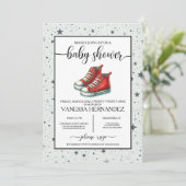 Red Baby High Tops Baby Dusche Einladung (Stehend Vorderseite)