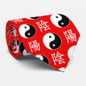 Red Background Chinesisches Yinyang-Muster Krawatte (Gerollt)