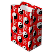Red Background Chinesisches Yinyang-Muster Mittlere Geschenktüte (Rückseite Schrägansicht)