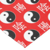 Red Background Chinesisches Yinyang-Muster Tischdecke (Schrägansicht)