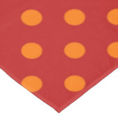Red Background Orange Polka Dots Design Tischdecke (Schrägansicht)