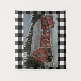 Red Barn and Truck auf Kariertem Band Wandteppich