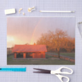 Red Barn Bathed in einem Regenbogen Seidenpapier (Handwerk)