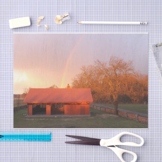 Red Barn Bathed in einem Regenbogen Seidenpapier (Handwerk)