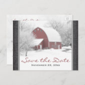 Red Barn im Winter Wedding Save the Date Post Card Ankündigungspostkarte (Vorne/Hinten)