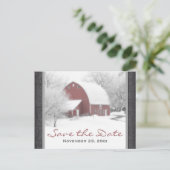 Red Barn im Winter Wedding Save the Date Post Card Ankündigungspostkarte (Stehend Vorderseite)