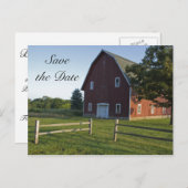 Red Barn with Fence Country Hochzeit Save the Date Ankündigungspostkarte (Vorne/Hinten)