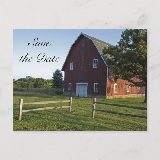 Red Barn with Fence Country Hochzeit Save the Date Ankündigungspostkarte (Vorderseite)