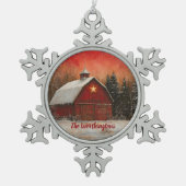 Red Barn with Star and Trees Farmhouse Monogram Schneeflocken Zinn-Ornament (Vorderseite)