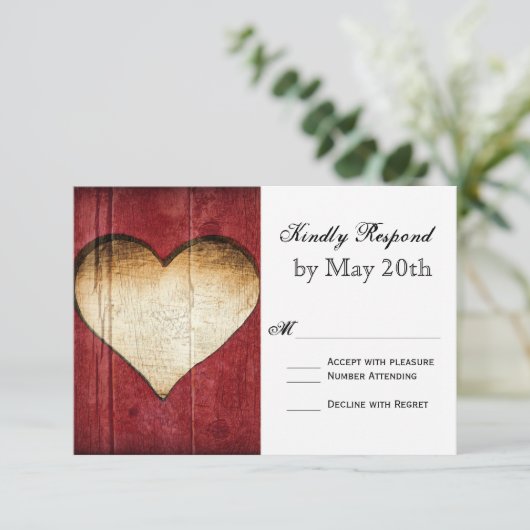 Red Barn Wood Heart Country Wedding RSVP Cards (Stehend Vorderseite)