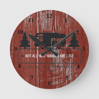 Red Barnwood Travel Quote Not All Who Wander Runde Wanduhr