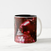 Red Baubles zweifarbige Tasse (VorderseiteRechts)