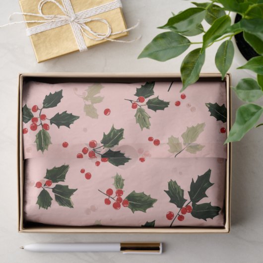 Red berries and holly on pink seidenpapier (Geschenk)