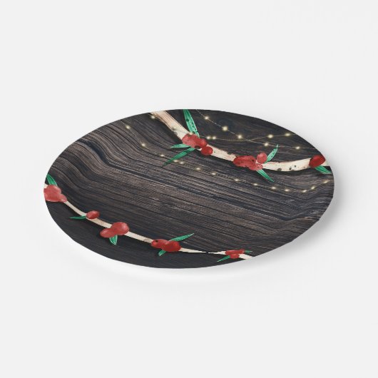Red Berries Branches & Lights Rustic Holiday Party Pappteller (Schrägansicht)