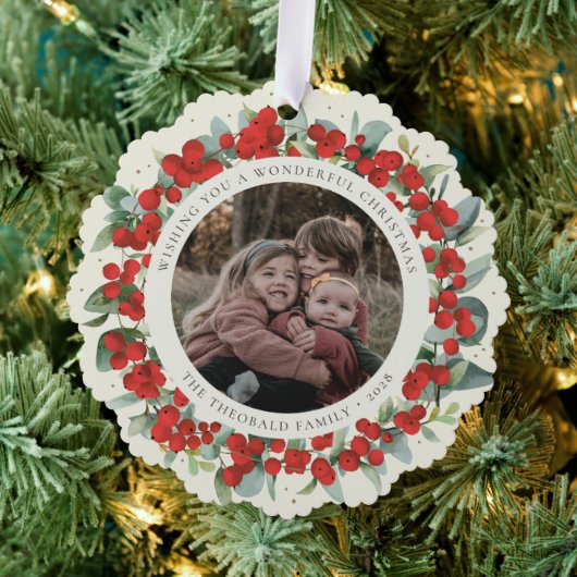 Red Berries + Eucalyptus Christmas Wreath Photo  Ornament Karte (Insitu (Baum))