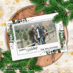 Red Berries Green Holly Niedlich Botanical Foliage Feiertagskarte<br><div class="desc">Einzigartige,  klassische,  trendige,  hübsche und dekorative Ferienkarte. Niedlich Happy Holidays begrüßen Text und Raum,  um mit einem Foto,  Familiennamen (oder individuellen Namen) und der Nachricht Ihrer Wahl zu personalisieren oder anzupassen. Gerahmt von Burgunder Rotbeeren und dunkelgrünen Blattweinbouquets auf elegantem weißem Hintergrund.</div>