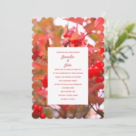 Red Berries Herbstlaub Berry Cool Wedding Einladung (Stehend Vorderseite)