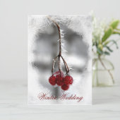 Red Berries mit Frost Winter Wedding Einladung (Stehend Vorderseite)