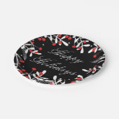 Red Berries & White Blätter Black Holiday Party Pappteller (Schrägansicht)