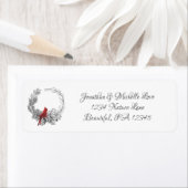 Red Bird und Kranzadresse von männlichen Kardinäle (Insitu)