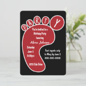 Red Birthday Party Footprint auf schwarz Einladung (Stehend Vorderseite)