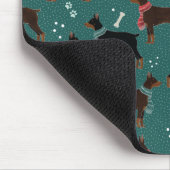 Red & Black Dobermans in Scarves Wintermuster Mousepad (Ecke)