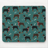 Red & Black Dobermans in Scarves Wintermuster Mousepad (Vorne)