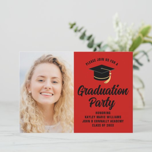 Red Black Graduate Foto 2025 Graduation Party Einladung (Stehend Vorderseite)
