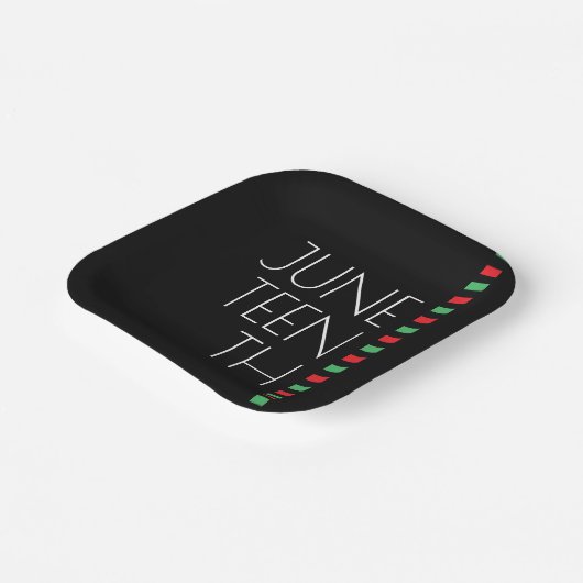 Red Black Green Juneteenth Pappteller (Gewinkelt)