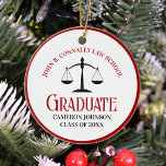Red Black Law School Abschluss Custom Christmas Keramik Ornament<br><div class="desc">Dieser moderne Abschluss der Rotkehlchen- und Schwarzrechtsschule für Weihnachtsschmuck bietet klassische Typografie für eine Klasse von 2025 Absolventen. Stellen Sie sich mit Ihrem geschlossen Jahr unter den Maßstäben der Gerechtigkeit für einen großen personalisierten Anwalt oder Anwalt Geschenk.</div>