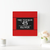 Red Black mit Team Name Number Quadratische Wanduhr (Zuhause)