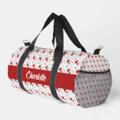 Red Black Modern Hearts Retro Monogram Name Duffle Bag (Rechte Ecke)