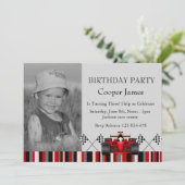 Red & Black Race Car Birthday Einladung (Stehend Vorderseite)