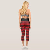 Red Black Scottish Tartan Chic Stilvolles Muster Capri Leggings (Rückseite)