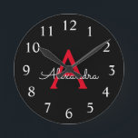 Red Black Script Giron Monogram Name Runde Wanduhr<br><div class="desc">Rot und Schwarz Einfache Skriptmonogramm Name-Uhr. Das macht den perfekten 16 Geburtstag,  Hochzeit,  Brautparty,  Jubiläum,  Babydusche oder Junggeselinnen-Abschied Geschenk für jemanden,  der Lieben glamourösen Luxus und schicke Stile.</div>