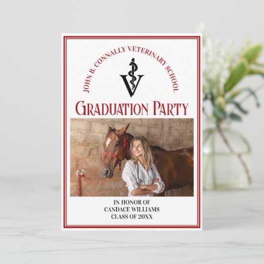 Red Black Veterinary School Foto Graduation Party Einladung (Stehend Vorderseite)