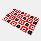 Red Black White Checkered Squares Pattern Design Fußmatte (Schrägansicht)