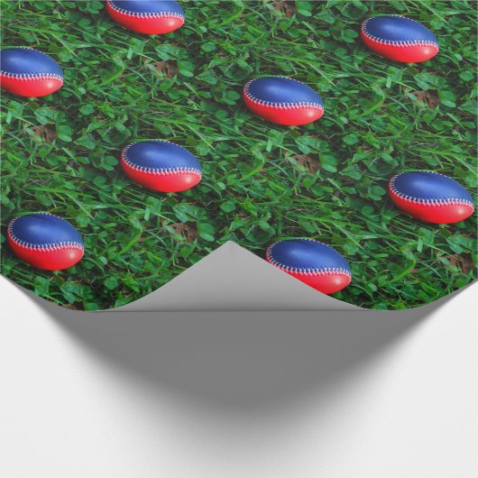 Red & Blue Baseball mit weißem Stitching Geschenkpapier (Ecke)