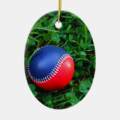 Red & Blue Baseball mit weißem Stitching Keramik Ornament (Vorne)